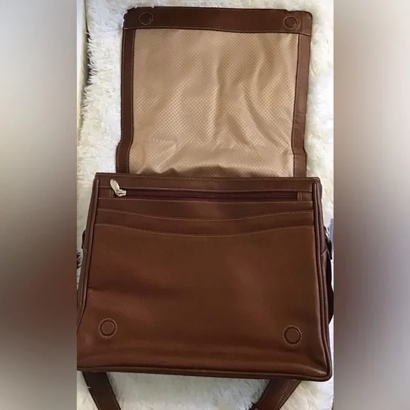 Leather Crossbody bag w/interior organizer pocket, and built-in laptop section.